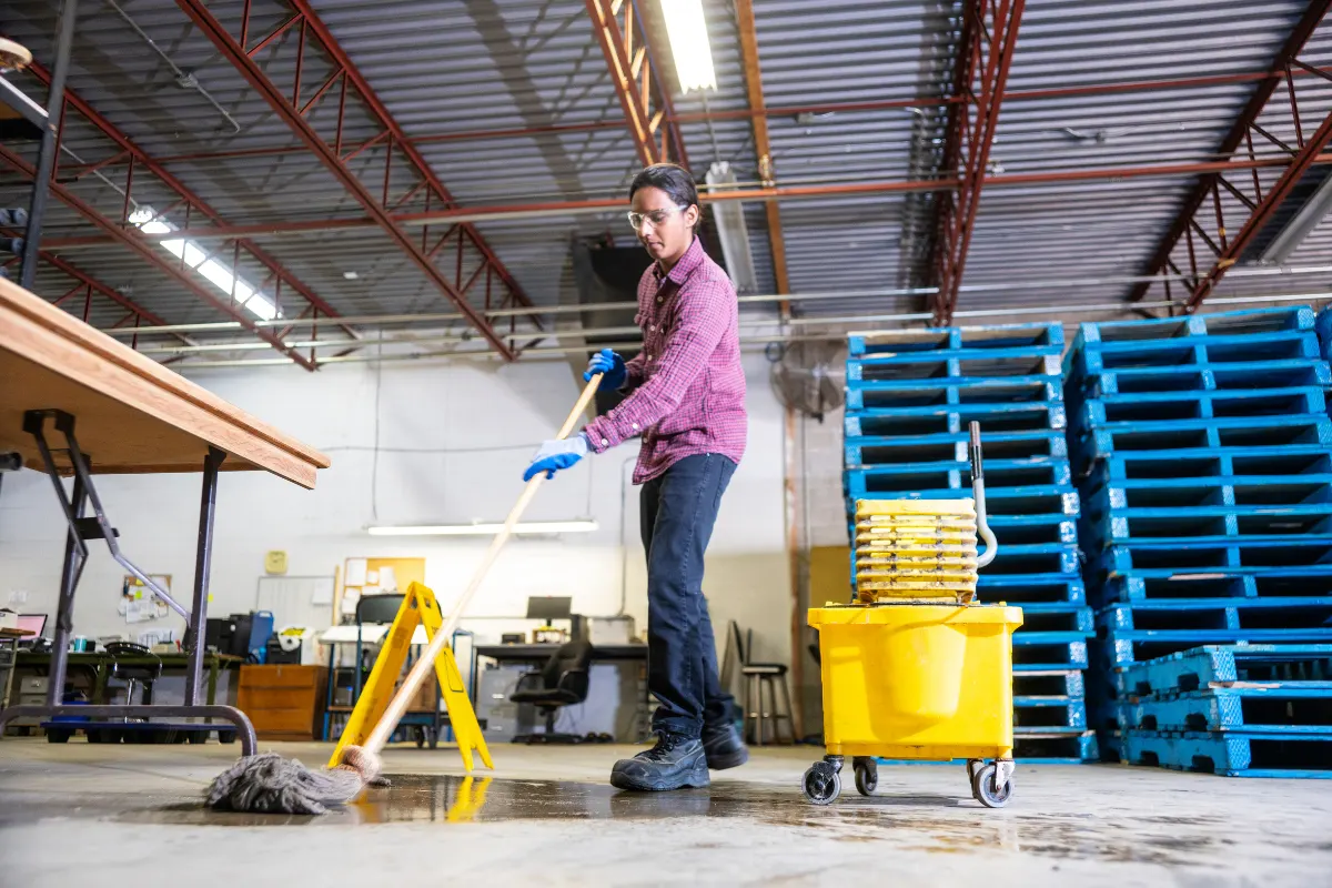 Warehouse offices and welfare facilities cleaning